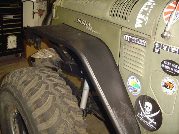 Close-up of black Metal Tech tube fender installed on front wheel of olive green Toyota FJ40 Land Cruiser.
